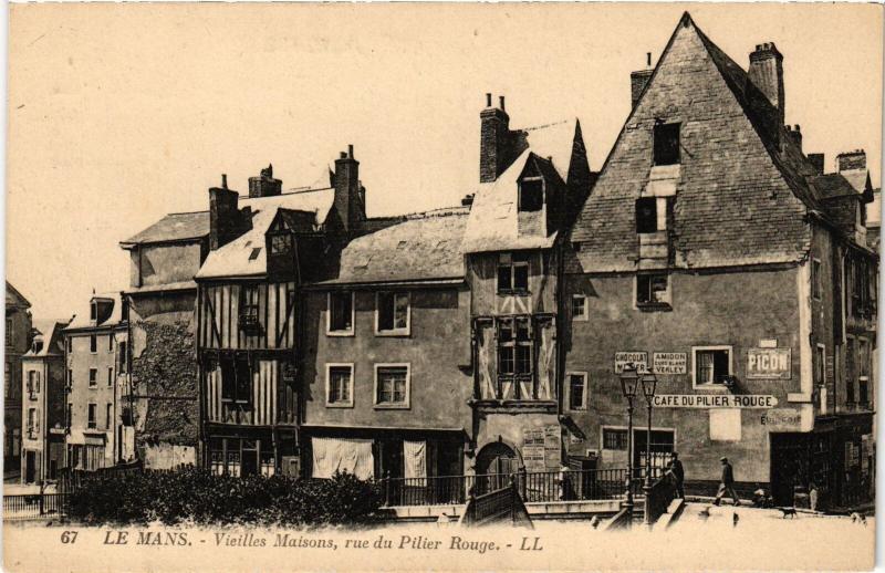 Carte postale ancienne Le Mans vieilles maisons rue du Pilier Rouge au Mans