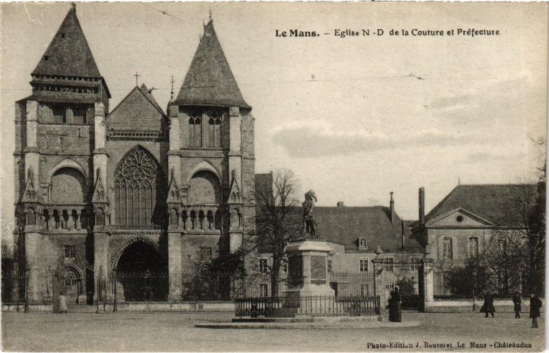 Carte postale ancienne Le Mans Eglise Notre Dame de la Couture et Prefecture au Mans