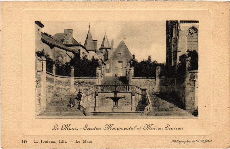 Carte postale ancienne Le Mans Escalier Monumental et Maison Scarron au Mans