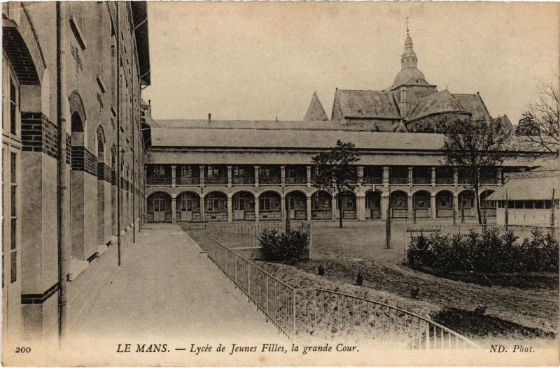 Carte postale ancienne Le Mans Lycee de Jeunes Filles la grande cour au Mans