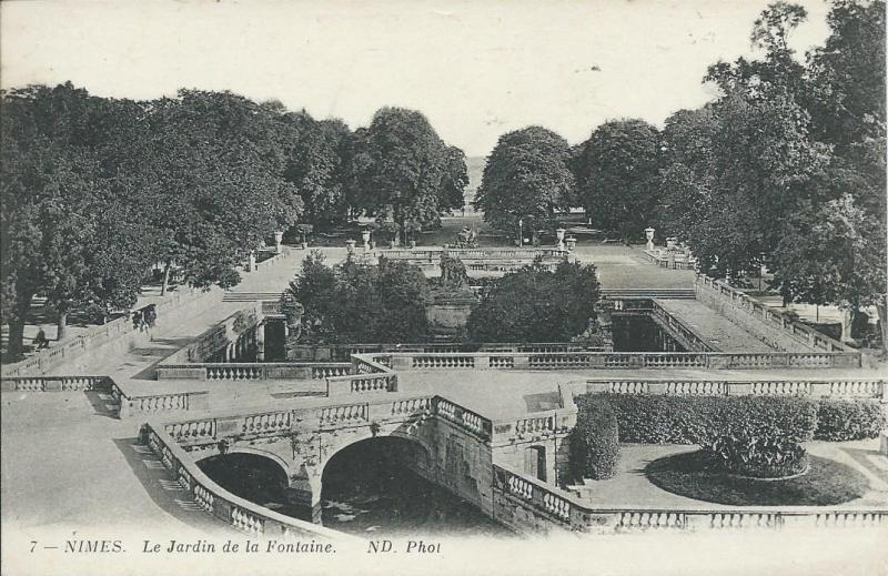 Carte postale ancienne Le Jardin de la Fontaine à Nîmes