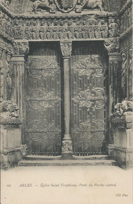 Carte postale ancienne Eglise Saint Trophisme, Porte du Porche central à Arles