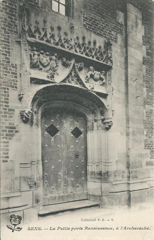 Carte postale ancienne La Petite porte Renaissance à l'archevêché à Sens
