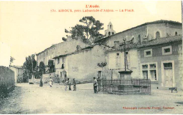 Carte postale ancienne Airoux, la place à Airoux