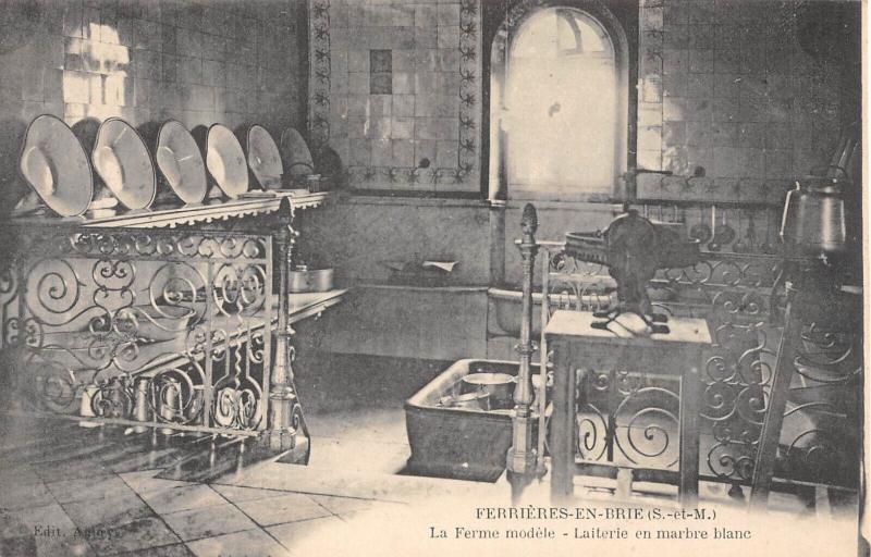 Carte postale ancienne Ferrieres En Brie - La Ferme Modele - Laiterie En Marbre Blanc à Ferrières-en-Brie