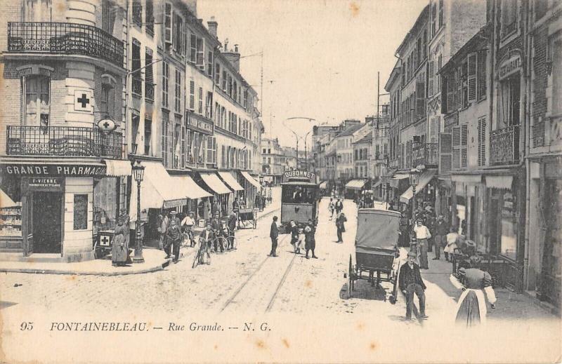 Carte postale ancienne Fontainebleau - Rue Grande à Fontainebleau