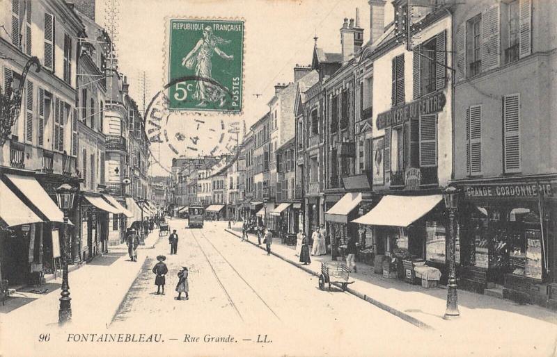 Carte postale ancienne Fontainebleau - Rue Grande à Fontainebleau