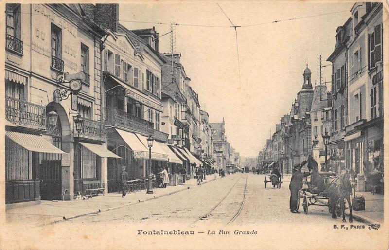 Carte postale ancienne Fontainebleau - La Rue Grande à Fontainebleau