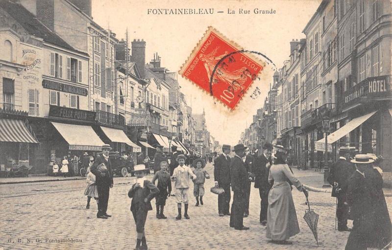 Carte postale ancienne Fontainebleau - La Rue Grande à Fontainebleau