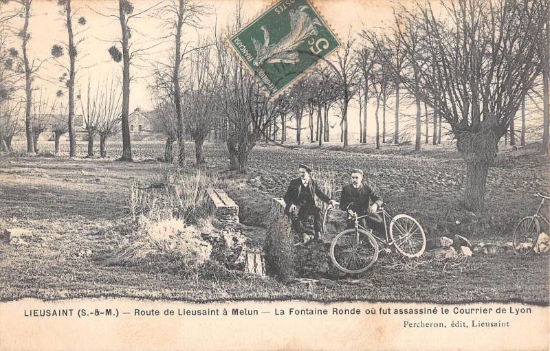 Carte postale ancienne Lieusaint - Route De Lieusaint A Melun - La Fontaine Ronde à Lieusaint