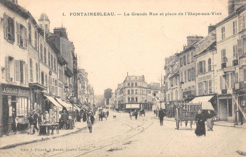 Carte postale ancienne Fontainebleau - La Grande Rue Et Place De L'Etape Aux Vins à Fontainebleau