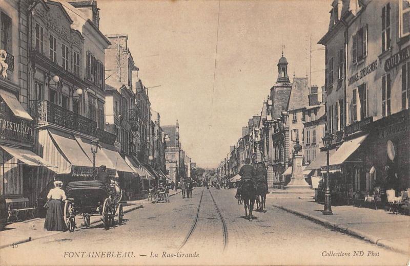 Carte postale ancienne Fontainebleau - La Rue Grande à Fontainebleau