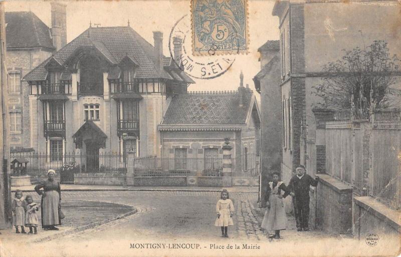 Carte postale ancienne Montigny Lencoup - Place De La Mairie à Montigny-Lencoup