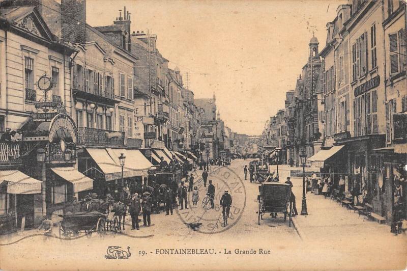 Carte postale ancienne Fontainebleau - La Grande Rue à Fontainebleau