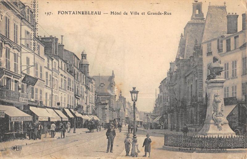 Carte postale ancienne Fontainebleau - Hotel De Ville Et Grande Rue à Fontainebleau