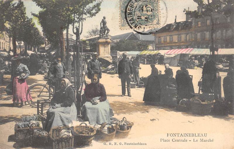 Carte postale ancienne Fontainebleau - Place Centrale - Le Marche à Fontainebleau