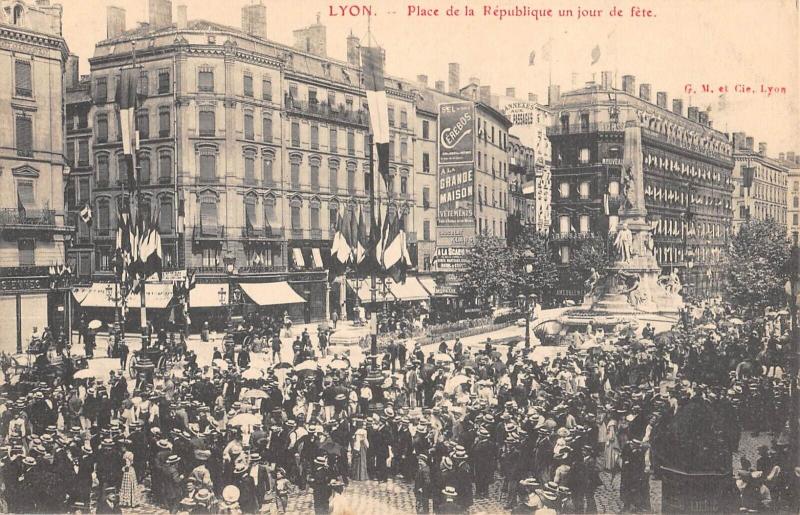 Carte postale ancienne Lyon - Place De La Republique Un Jour De Fete à Lyon
