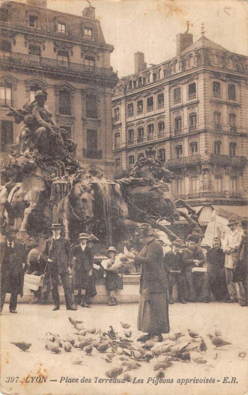Carte postale ancienne Lyon - Place Des Terreaux - Les Pigeons Apprivoises à Lyon