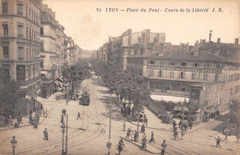 Carte postale ancienne Lyon - Place Du Pont Et Cours De La Liberte à Lyon