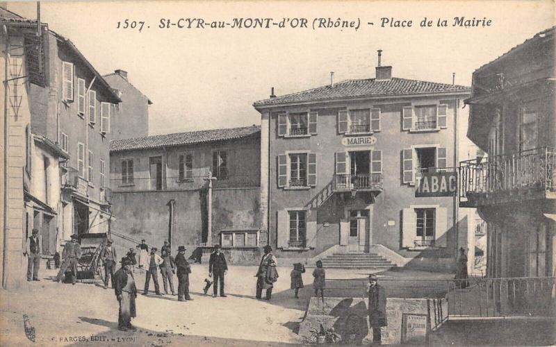 Carte postale ancienne Saint Cyr Au Mont D'Or - Place De La Mairie à Saint-Cyr-au-Mont-d'Or