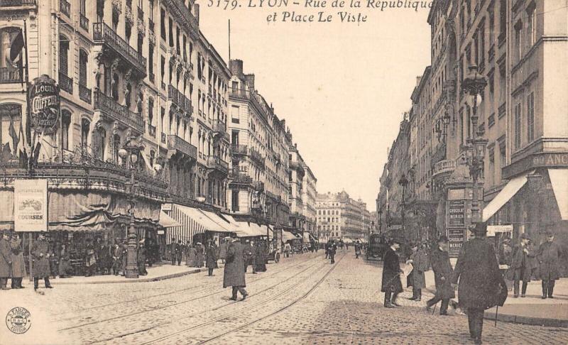 Carte postale ancienne Lyon - Rue De La Republique - Place Le Viste à Lyon