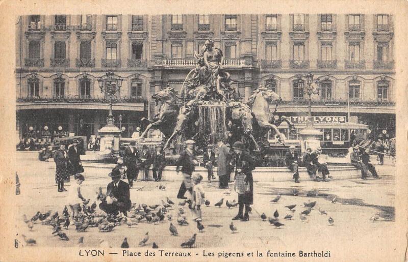 Carte postale ancienne Lyon - Place Des Terreaux - Les Pigeons Et Fontaine Bartholdi à Lyon