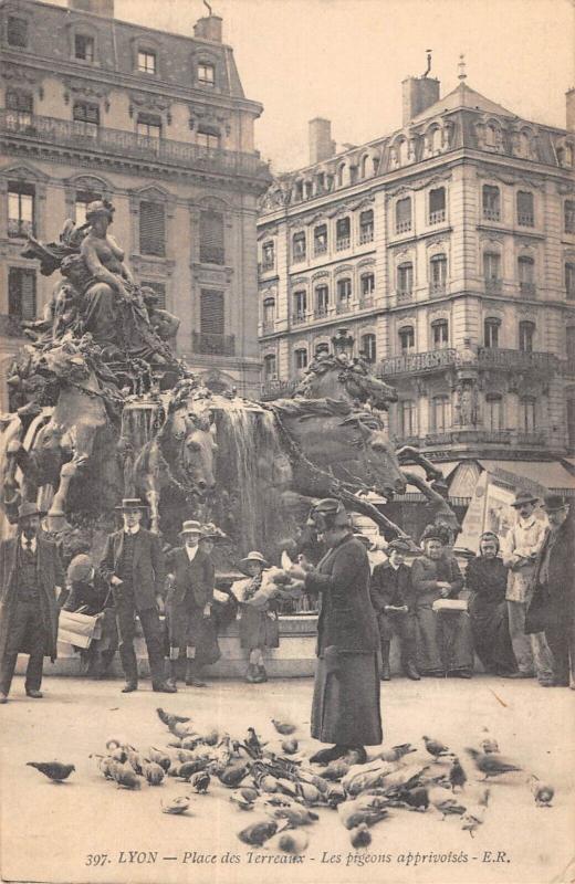 Carte postale ancienne Lyon - Place Des Terreaux - Les Pigeons Apprivoises à Lyon