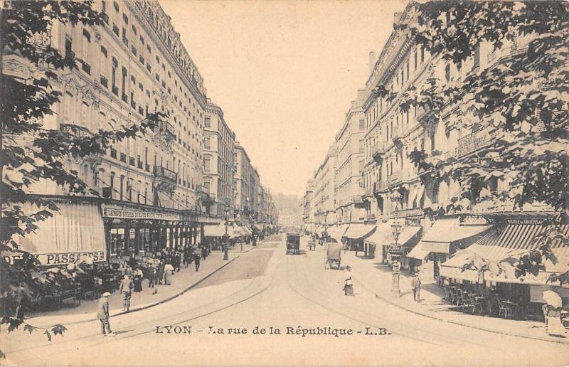 Carte postale ancienne Lyon - La Rue De La Republique à Lyon