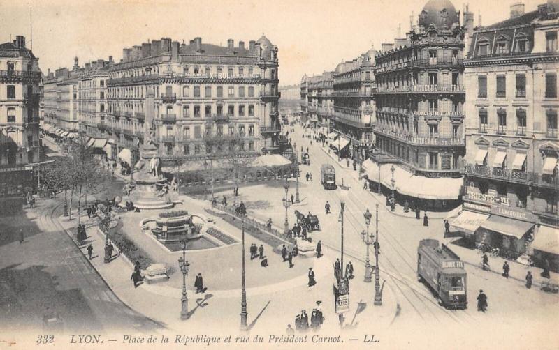 Carte postale ancienne Lyon - Place De La Republique Et Rue Du President Carnot à Lyon