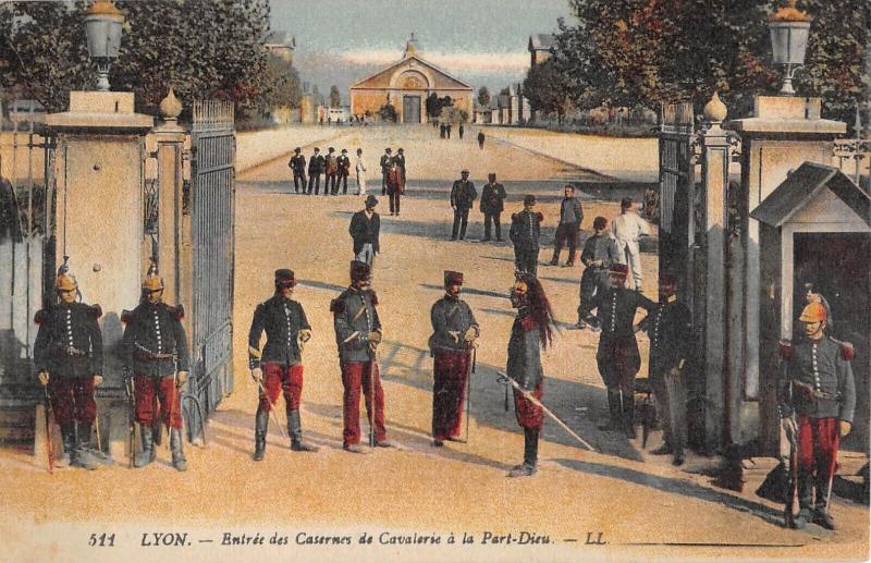 Carte postale ancienne Lyon - Entree Des Casernes De Cavalerie A La Part Dieu à Lyon