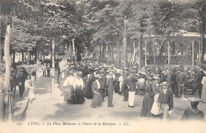 Carte postale ancienne Lyon - La Place Bellecour A L'Heure De La Musique à Lyon