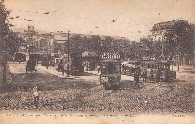 Carte postale ancienne Lyon - Gare Perrache - Hotel Terminus Et Station Des Tramways à Lyon