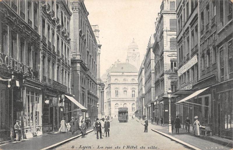 Carte postale ancienne Lyon - La Rue De L'Hotel De Ville à Lyon