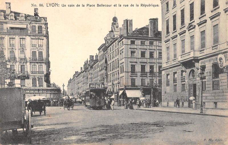 Carte postale ancienne Lyon - Un Coin De La Place Bellecour Et Rue De La Republique à Lyon