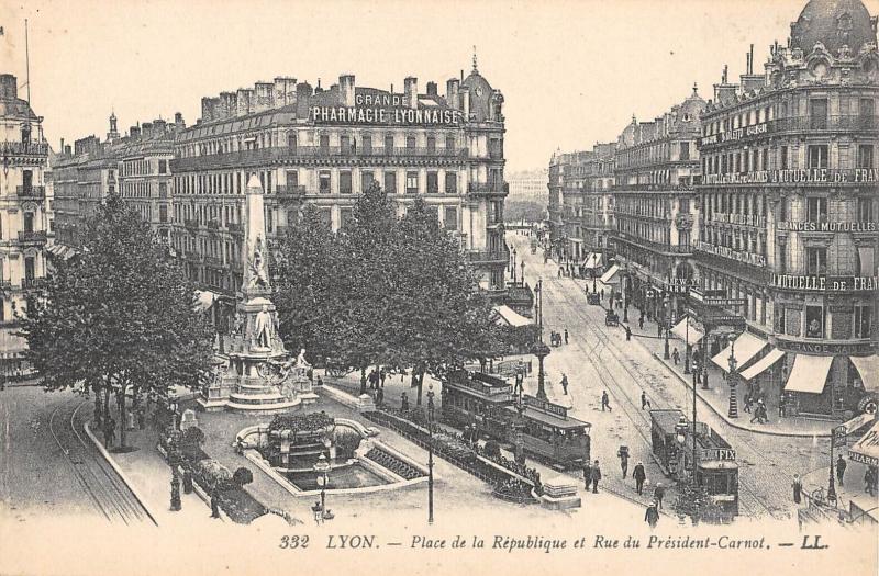 Carte postale ancienne Lyon - Place De La Republique Et Rue President Carnot à Lyon