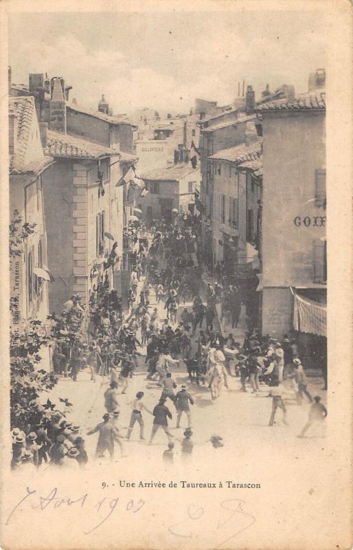 Carte postale ancienne Une Arrivee De Taureaux A Tarascon à Tarascon