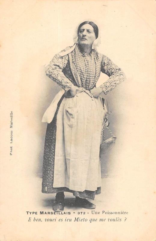 Carte postale ancienne Types Marseillais - Une Poissonniere