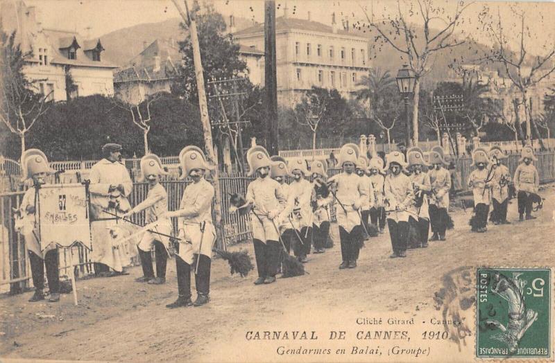 Carte postale ancienne Carnaval De Cannes - 1910 - Gendarmes En Balai - Groupe à Cannes