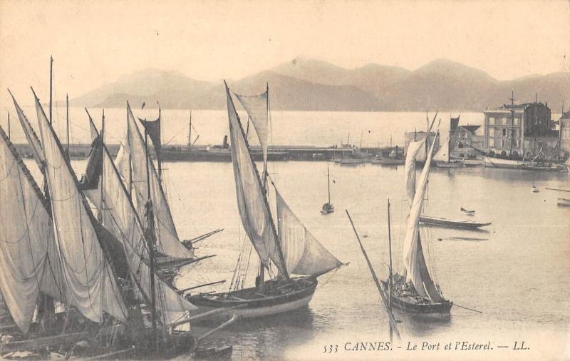 Carte postale ancienne Cannes - Le Port Et L'Esterel à Cannes