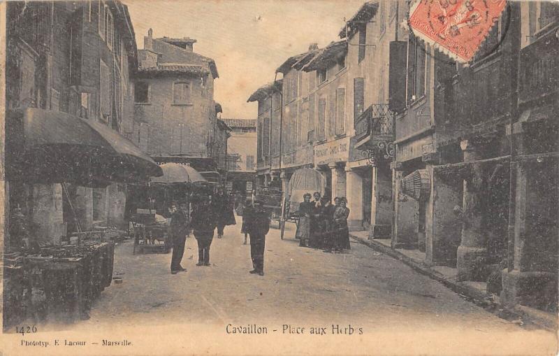 Carte postale ancienne Cavaillon - Place Aux Herbes à Cavaillon