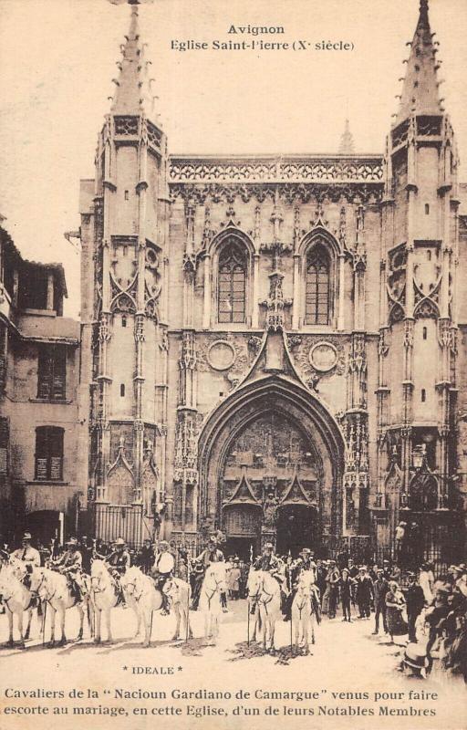 Carte postale ancienne Avignon - Eglise Saint-Pierre - Cavaliers De La Nacioun Gardiano De Camargue à Avignon