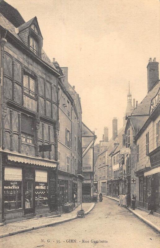 Carte postale ancienne Gien - Rue Gambetta à Gien