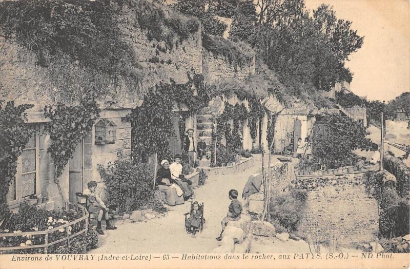 Carte postale ancienne Env.de Vouvray - Habitations Dans Les Rochers Aux Patys à Vouvray