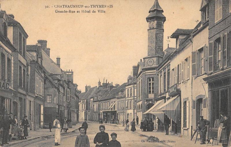 Carte postale ancienne Chateauneuf En Thymerais - Grande Rue Et Hotel De Ville à Châteauneuf-en-Thymerais