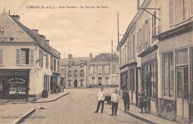 Carte postale ancienne Auneau - Rue Pasteur - Le Bureau De Poste