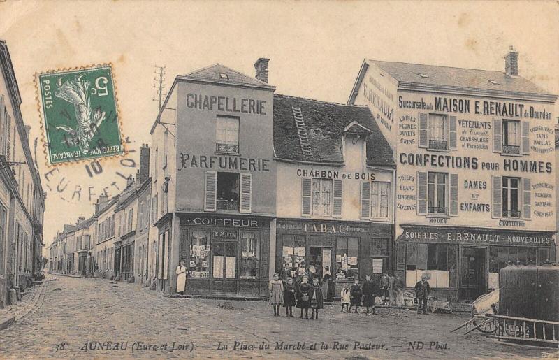 Carte postale ancienne Auneau - La Place Du Marche Et Rue Pasteur