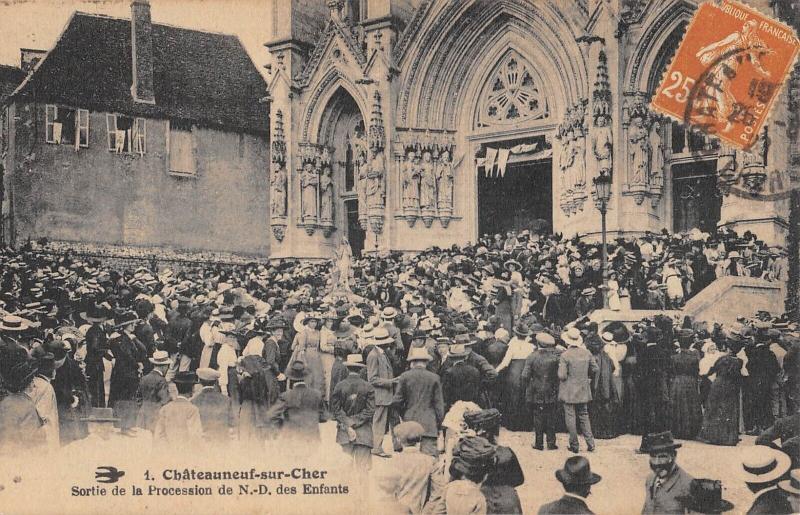 Carte postale ancienne Chateauneuf Sur Cher - Sortie De La Procession De N.d.des Enfants à Châteauneuf-sur-Cher
