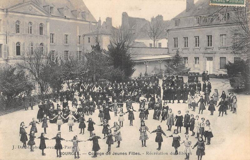 Carte postale ancienne Bourges - College De Jeunes Filles - Recreation Des Eleves à Bourges
