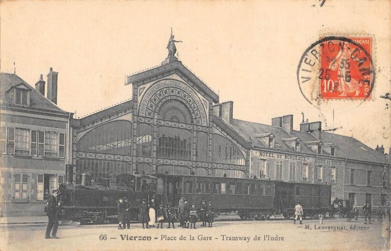 Carte postale ancienne Vierzon - Place De La Gare - Tramway De L'Indre à Vierzon