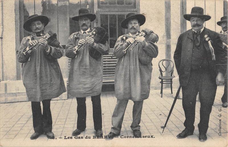 Carte postale ancienne Les Gas Du Berry - Cornumuseux